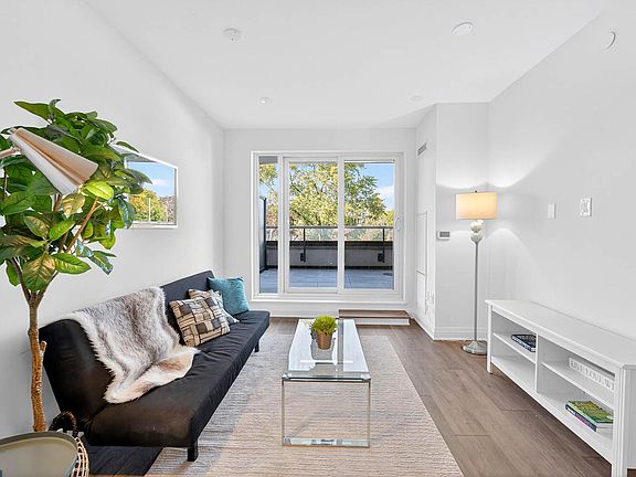 5th image of 700 Sheppard Ave W #211