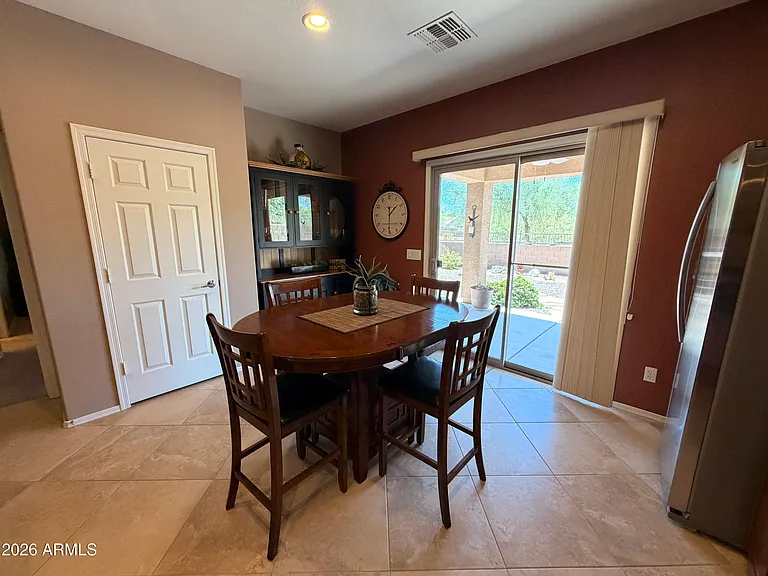 2312 N Hudson Dr — Photo 6