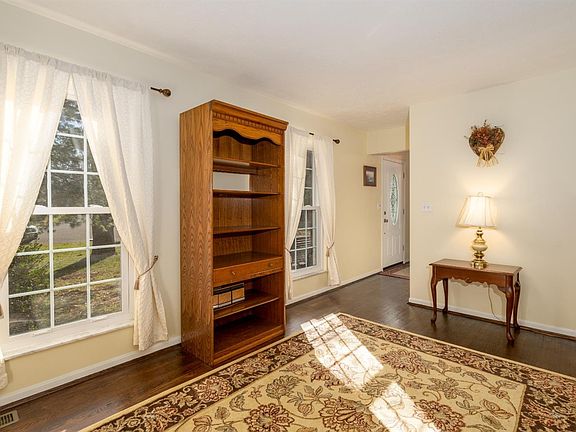 3rd image of 808 Timberwood Ln