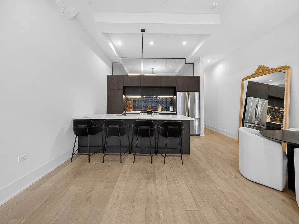 318 W Grand Ave #302