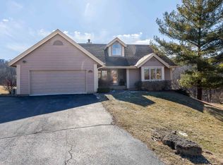 17 Wedgewood Dr, Galena, IL 61036