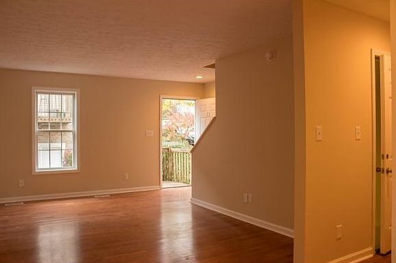 4th image of 11 Lake Village Ct