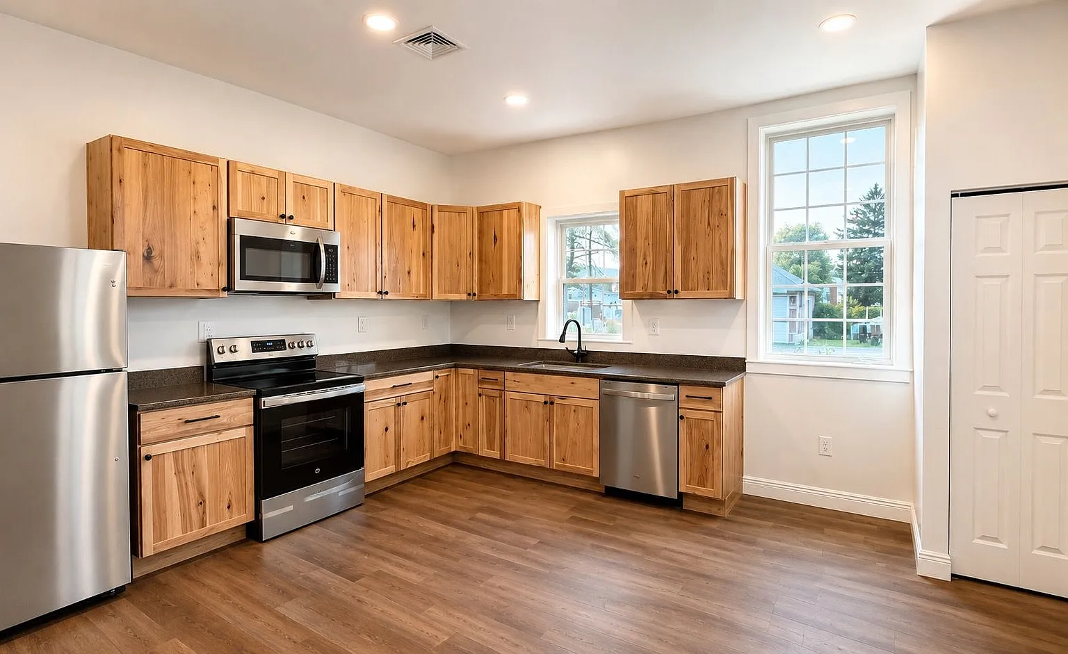 3 bed, 2.0 bath, 1280 sqft, $2,100 — Photo 3