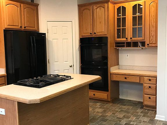 Kitchen - Double oven and desk