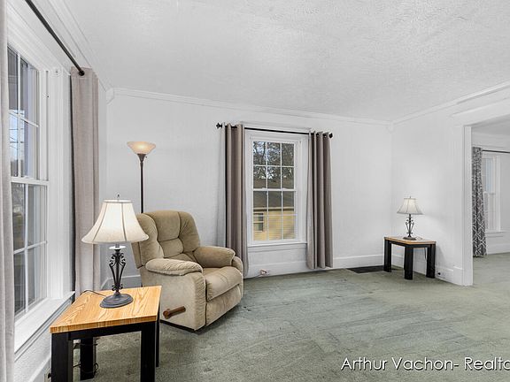 5th image of 1016 Evergreen St SE