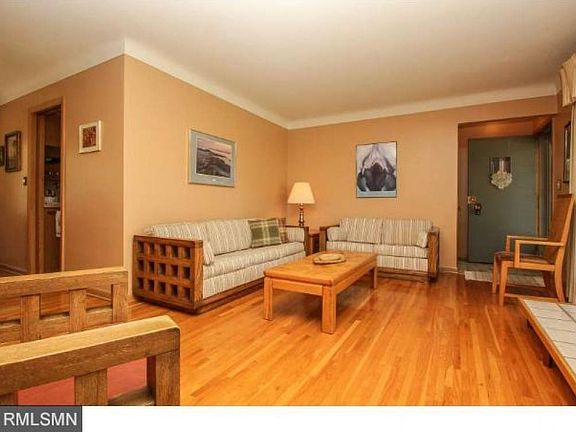 3rd image of 850 Sextant Ave W