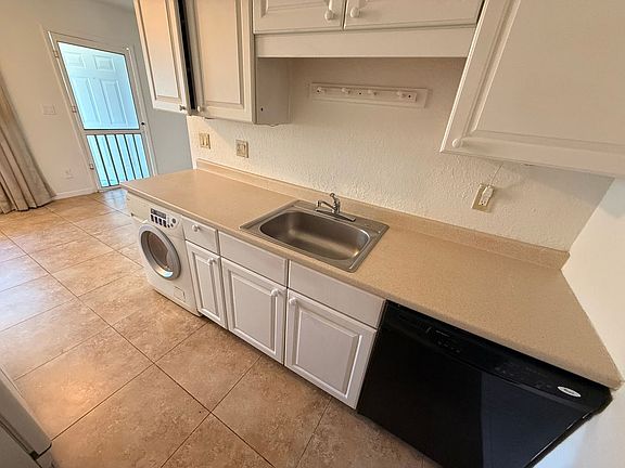 5th image of 4613 Bayshore Dr APT B1