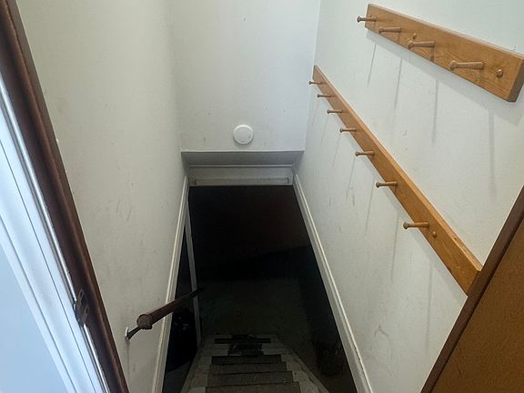 4th image of 222 Harriet St