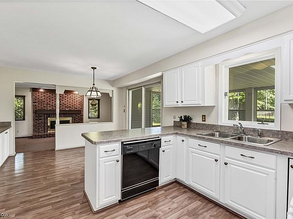2nd image of 3222 Creekside Dr
