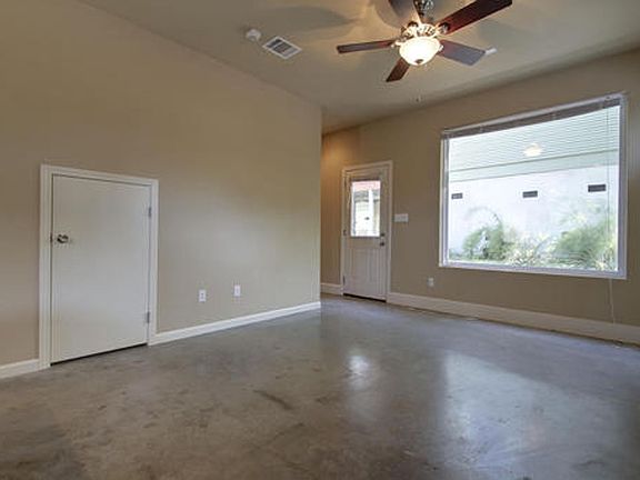 4th image of 811 W 30th St #5EEE38626