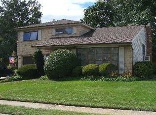 300 Bel Air Dr, Massapequa Park, NY 11762