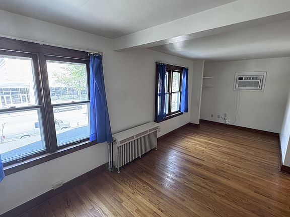 4th image of 310 N Clinton St APT 4