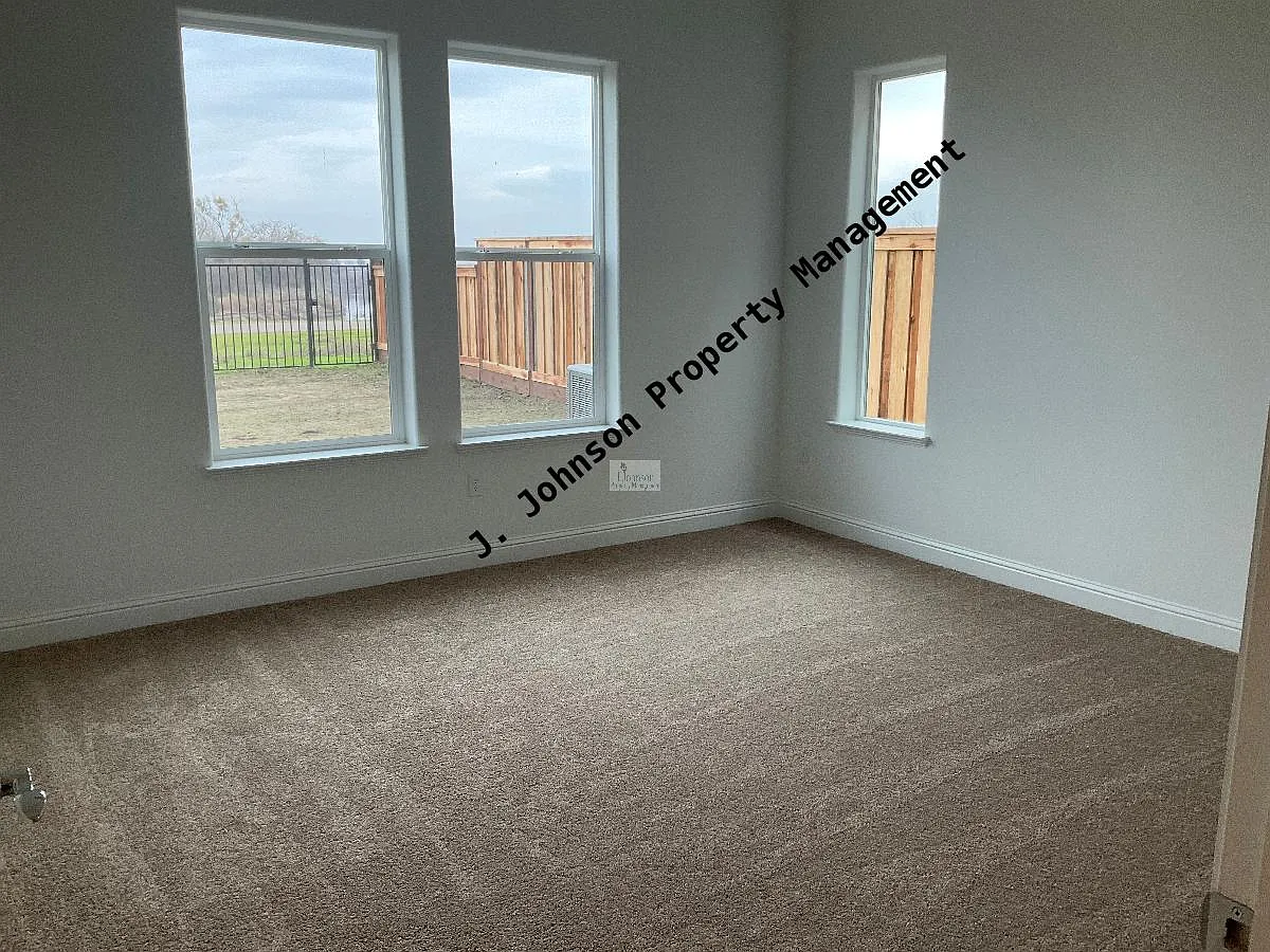 757 River Bend Dr photo 1