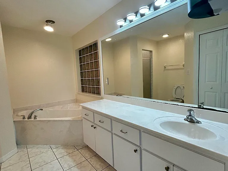 328 W Sugarland Cir — Photo 2