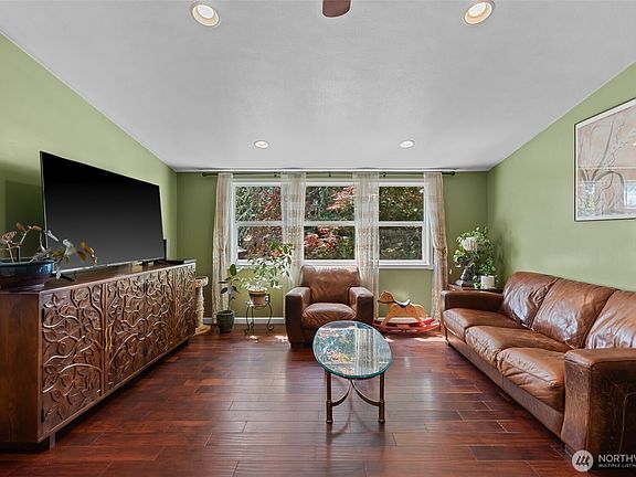 3rd image of 239 6th Street NE