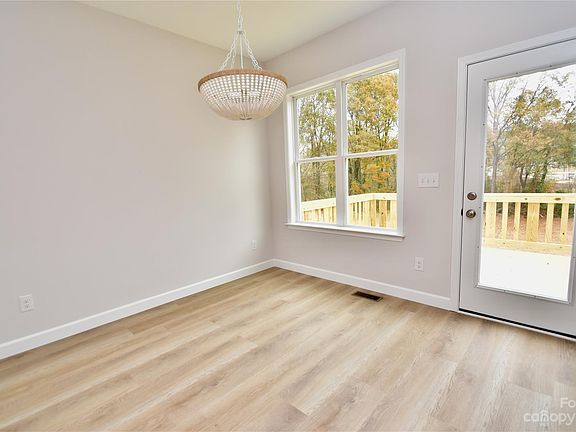 5th image of 996 N Oakwood St