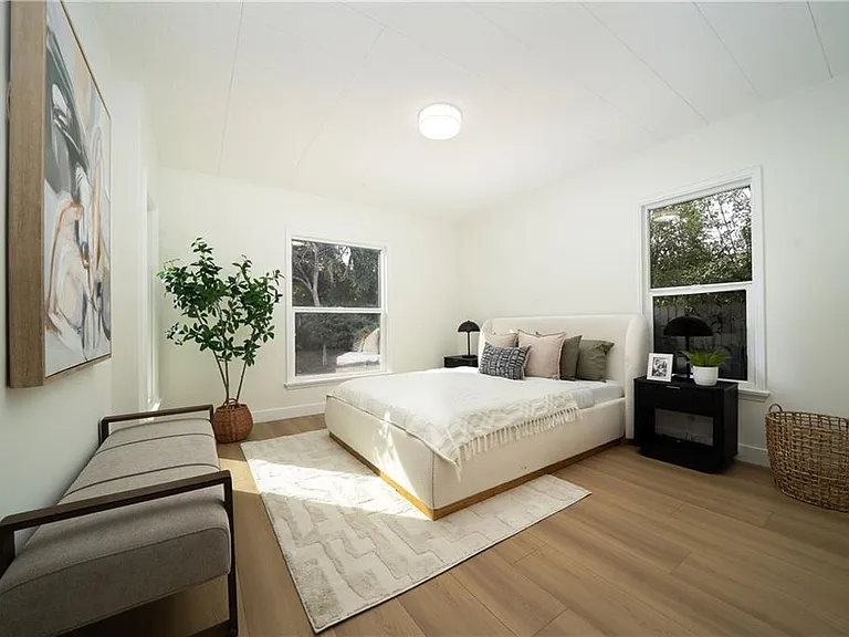 1026 La Presa Dr — Photo 16