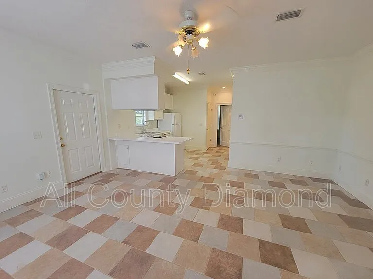 2617 Cypress St — Photo 3