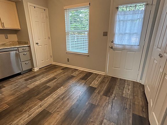 5th image of 195 Edgewood Dr