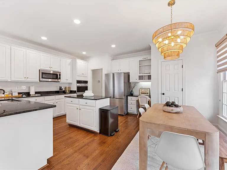 Eat-in kitchen