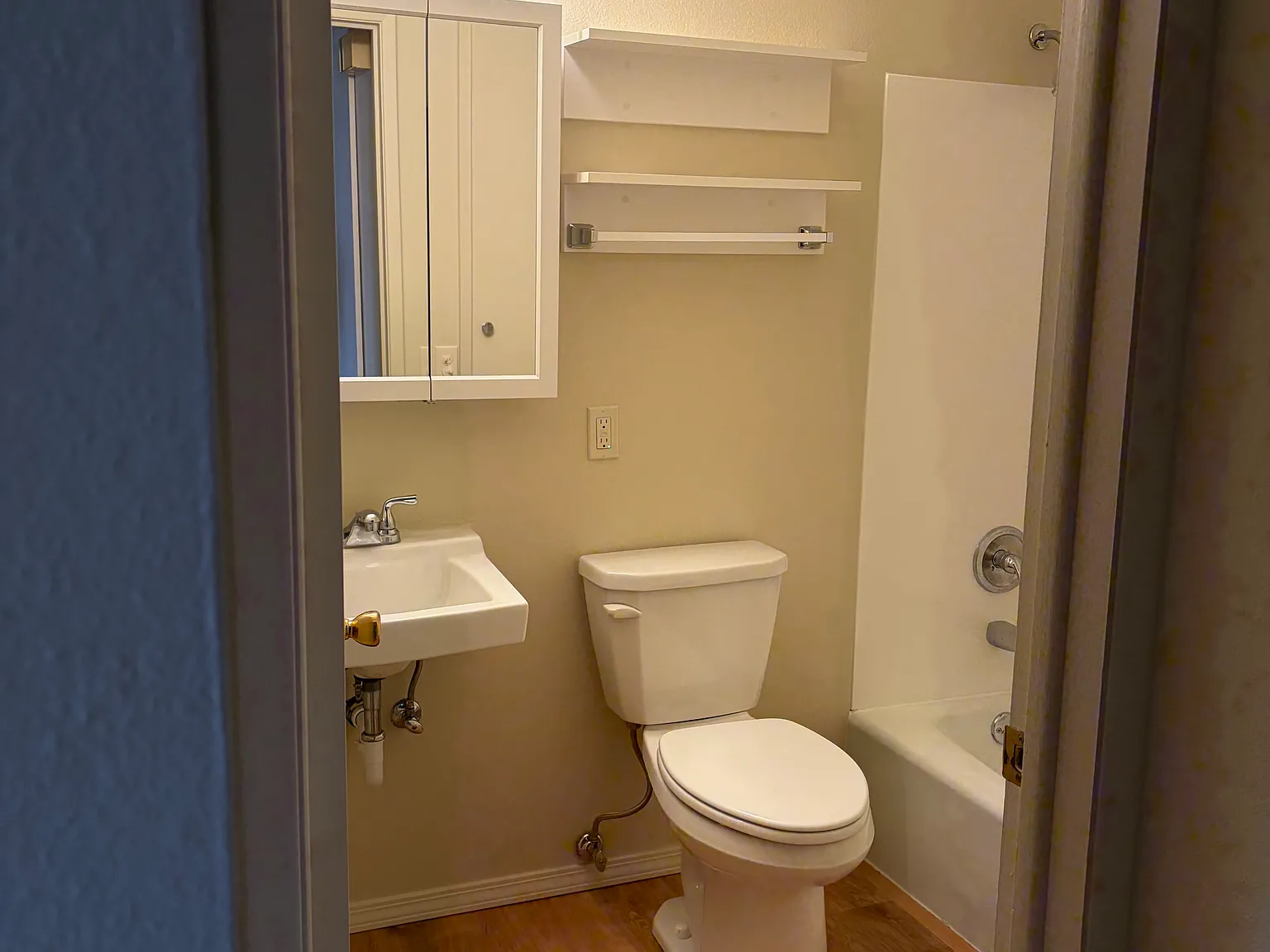 1 bed, 750 sqft, $1,100 — Photo 3