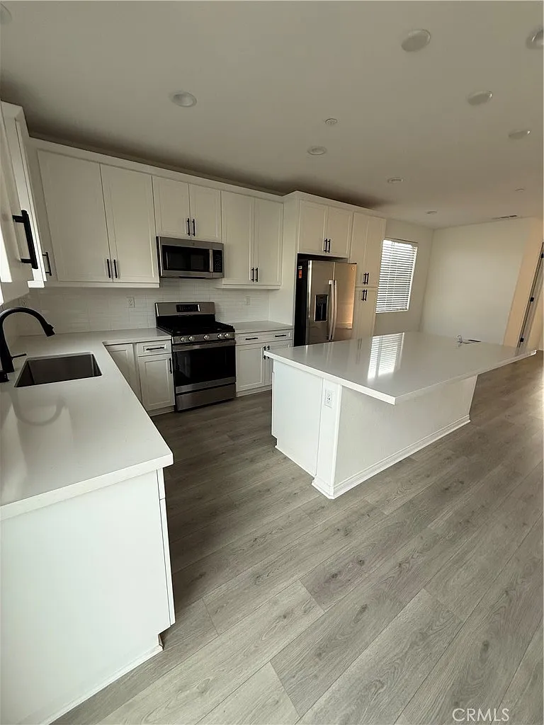 4 bed, 2.5 bath, 2371 sqft, $3,400 — Photo 3