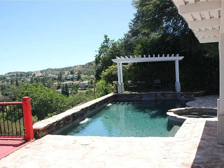24574 Indian Hill Ln — Photo 17