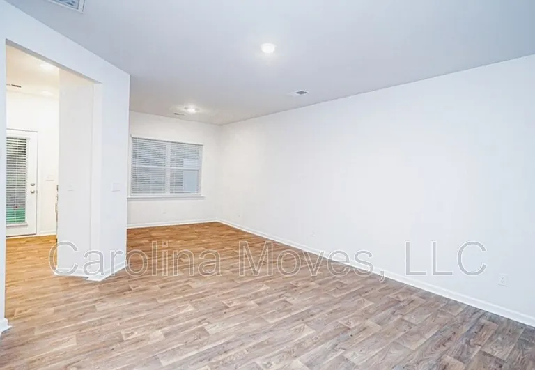 308 Sea Isle Pl — Photo 4
