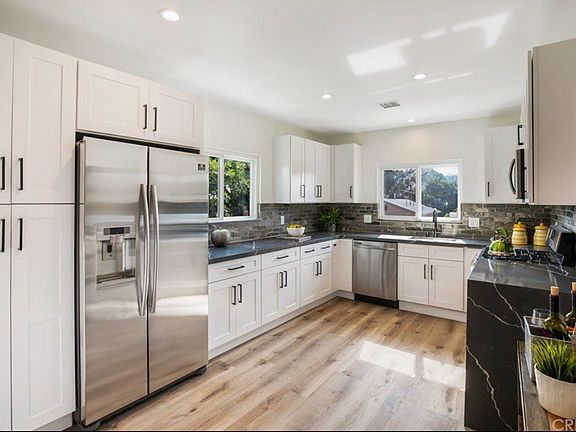 5th image of 3355 Holyoke Dr