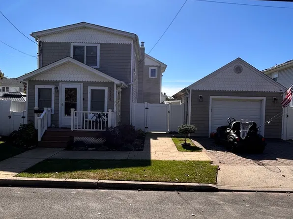 3684 Ionia St, Seaford, NY 11783