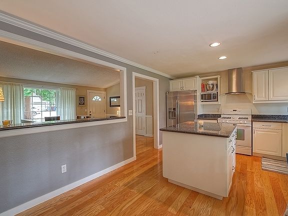4th image of 1021 208th Ave NE