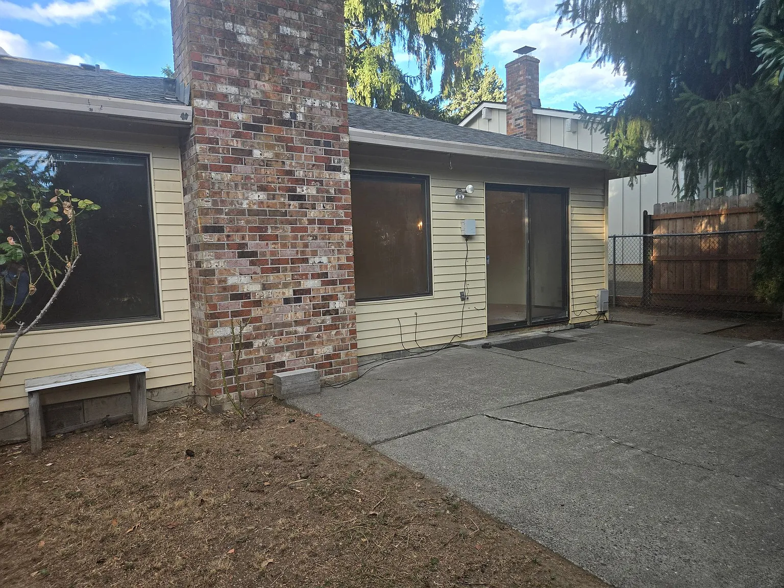 Centrally located 2 BR, 2 BA Duplex Unit with 1-car garage — Photo 2