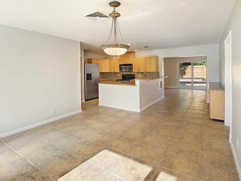 2751 NE 2nd Ct — Photo 4