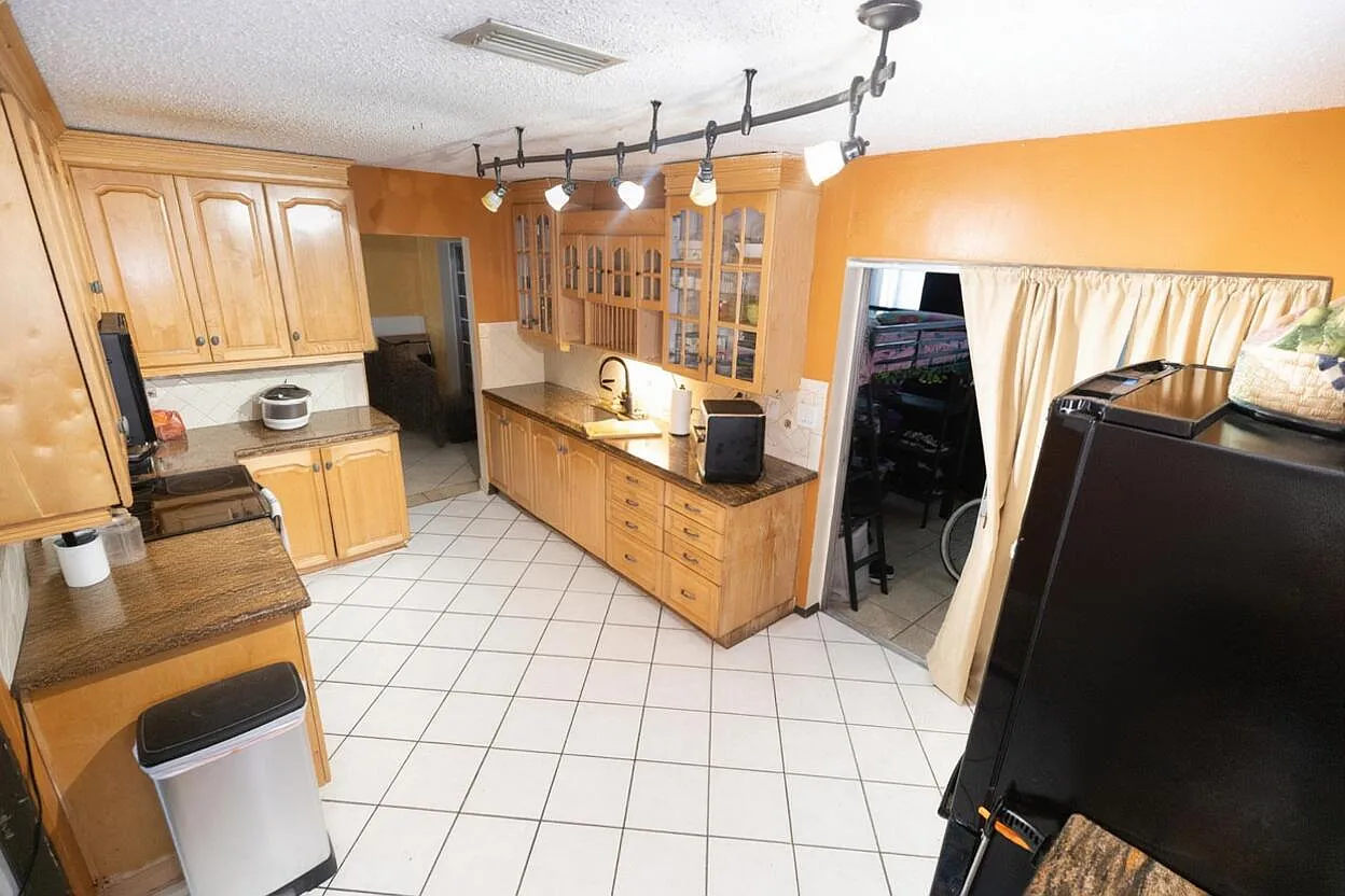 4 bed, 2.0 bath, 1587 sqft, $3,600 — Photo 4