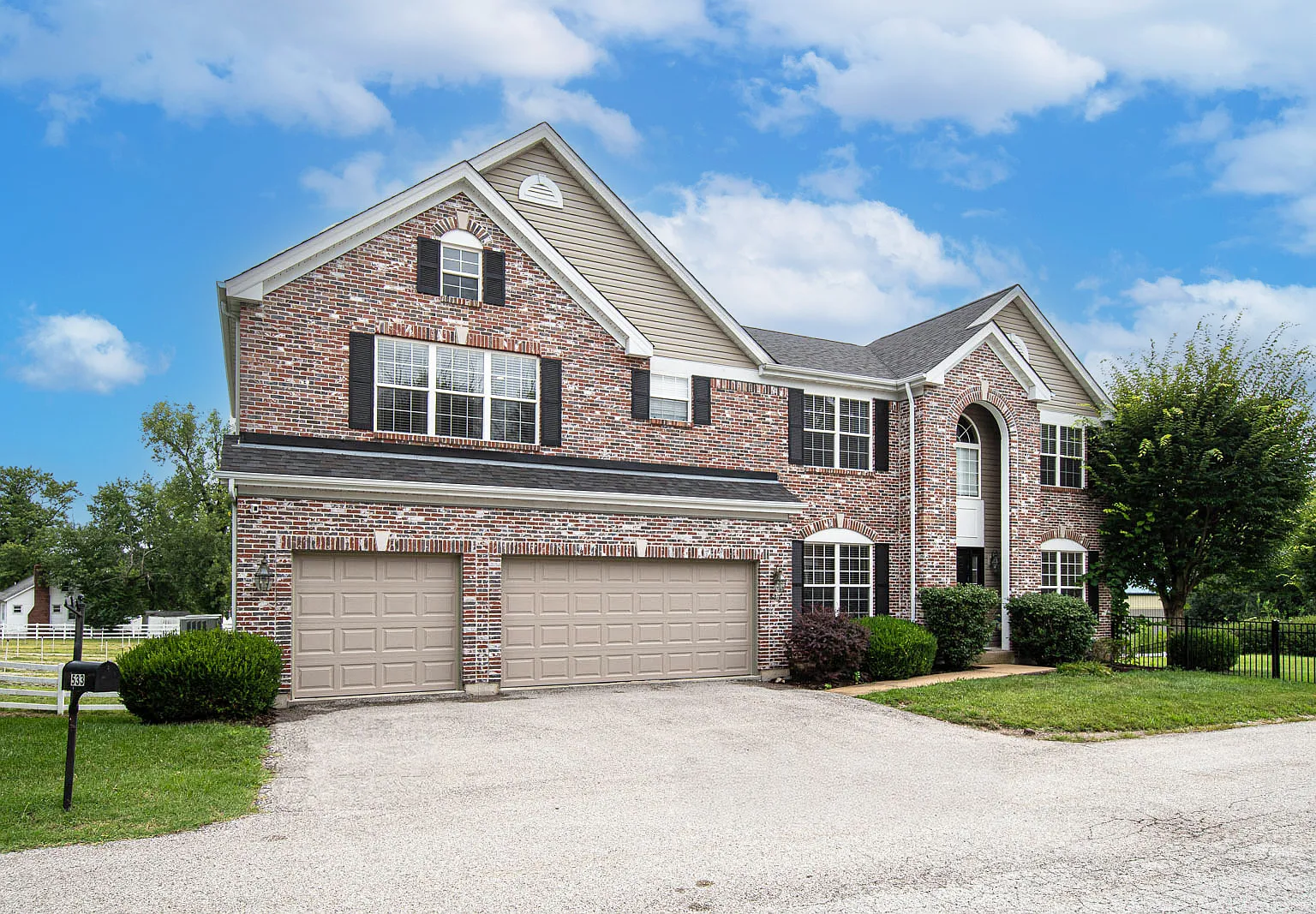 4 bed, 3.5 bath, 3762 sqft, $4,000 — Photo 1