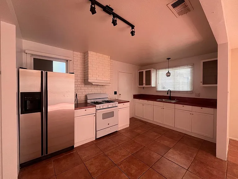 8409 Topanga Canyon Blvd — Photo 21