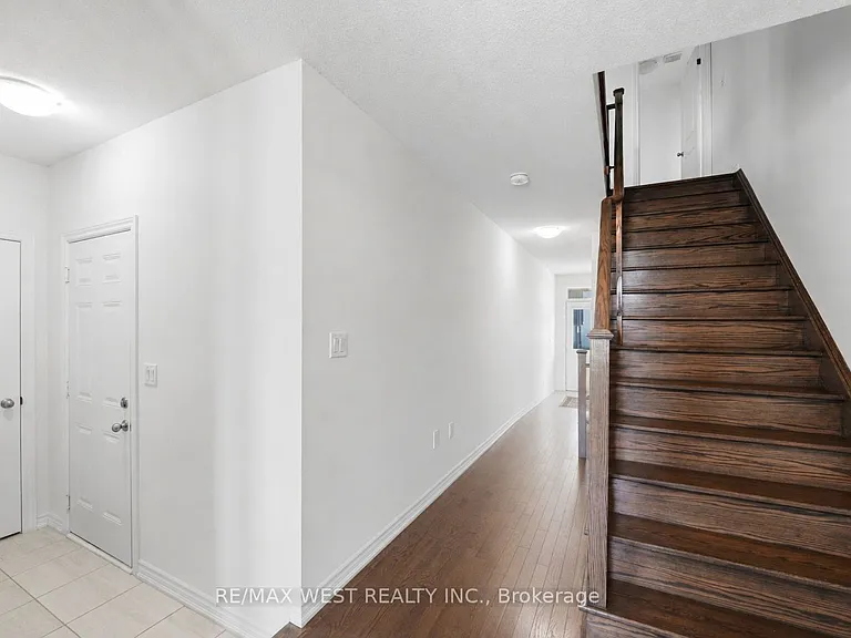 55 Holyrood Cres — Photo 7