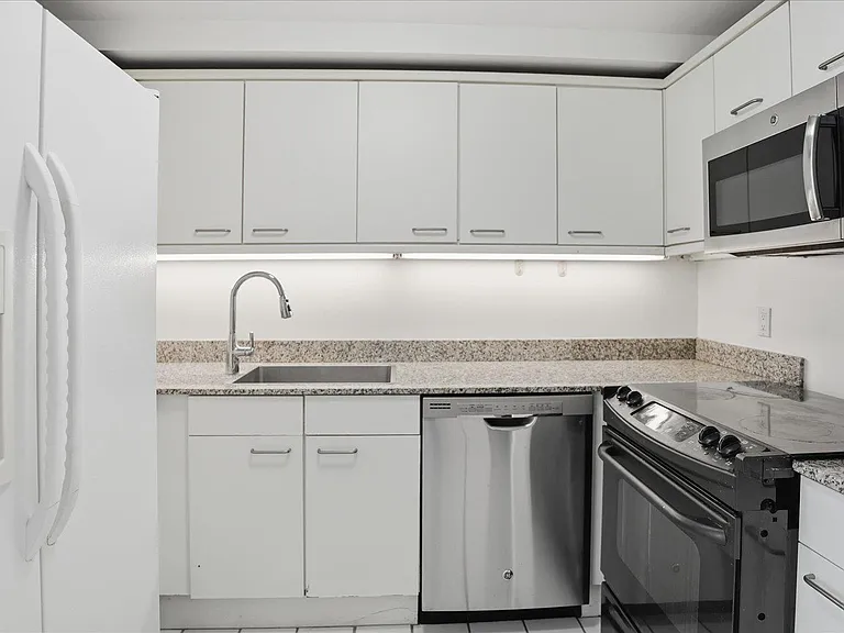 100 Cuttermill Rd #4M — Photo 8