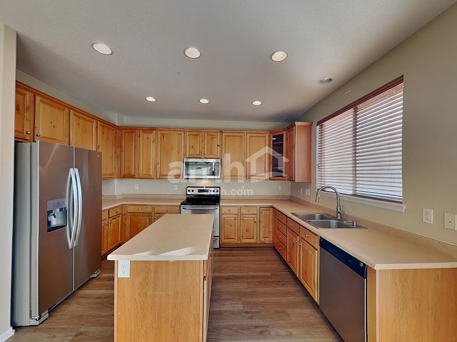 5 bed, 3.0 bath, 2306 sqft, $3,355 — Photo 3