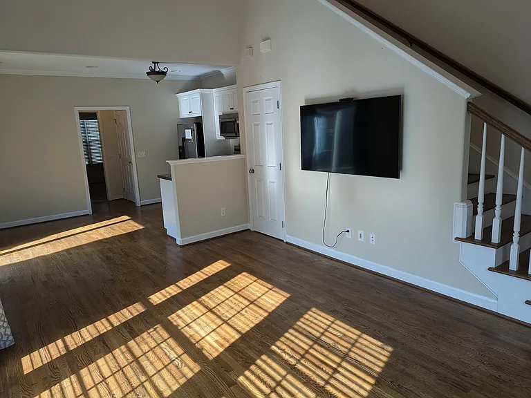 1313 E Hudgens St — Photo 3