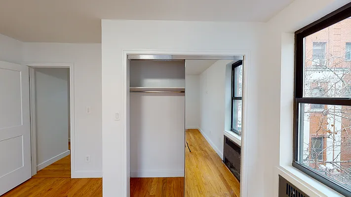Sold by Thomas Lipovetsky, LREB | media 16