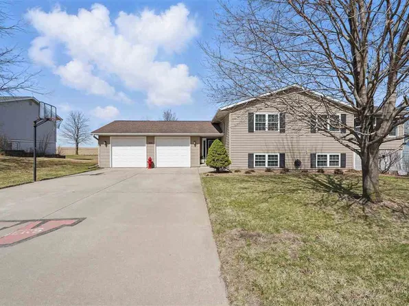 102 Page St, Williamsburg, IA 52361