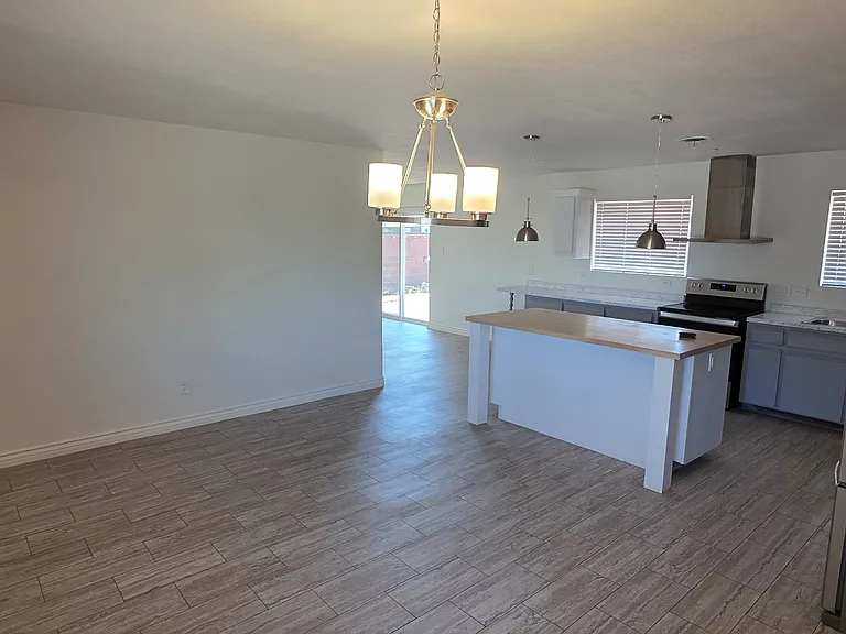 1201 E Barcelona Ave — Photo 12
