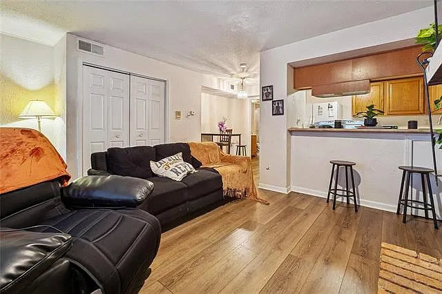 1 bed, 1.0 bath, 651 sqft, $1,300 — Photo 4