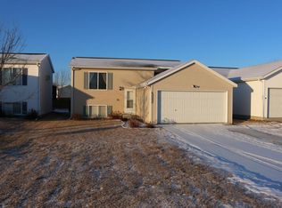 1041 36th Ave N, Fargo, ND 58102