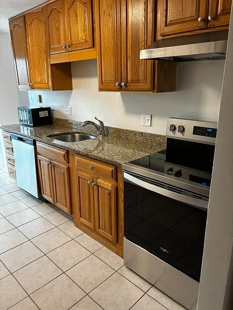 2 bed, 1.5 bath, 1100 sqft, $2,500 — Photo 2