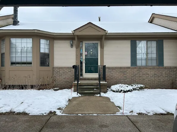 25120 Dockside Ln, Harrison Township, MI 48045