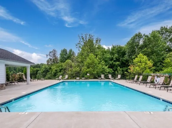 616 Whirlaway Dr, Burns, TN 37029