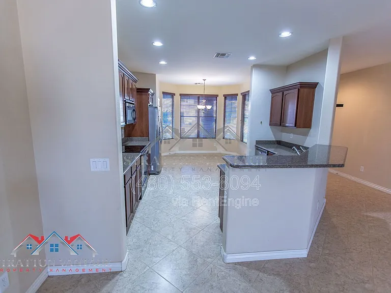 11751 W Daley Ln — Photo 10