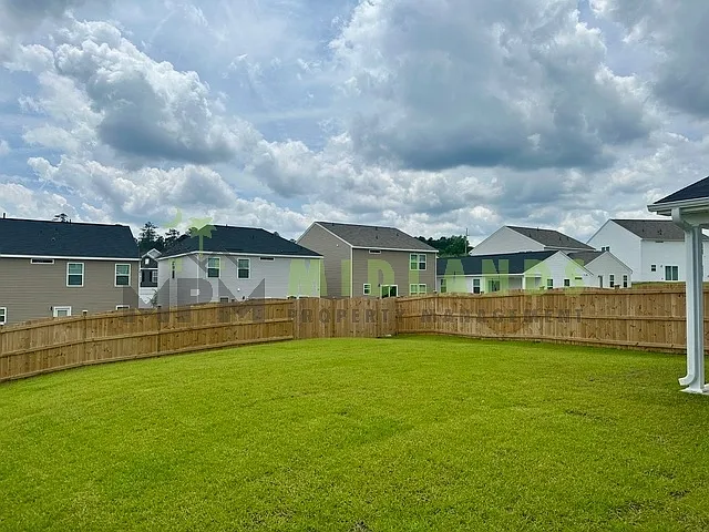 3 bed, 2.5 bath, 1818 sqft, $2,150 — Photo 2